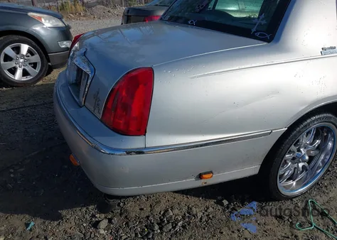 1998 Lincoln Town Car Signature z USA, uszkodzony, nr VIN 1LNFM82W9WY687726